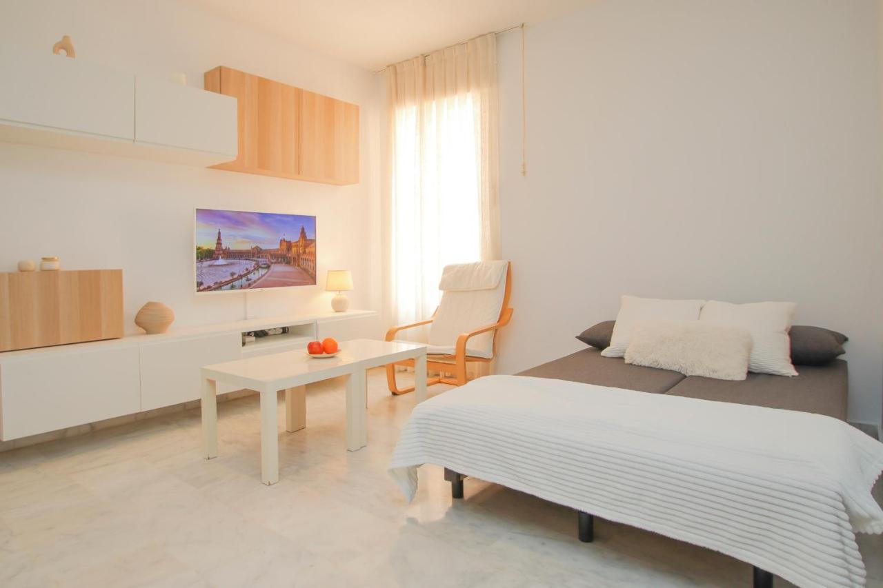 Modern Apt - Luxe Queen Bed - Walk To Isla Magica Seville Exterior photo